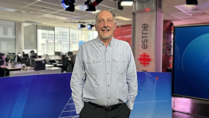 Olivier Dezutter sur le plateau du Téléjournal Estrie.