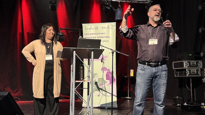 Mélanie Tremblay et Olivier Lajeunesse parlent sur une scène.