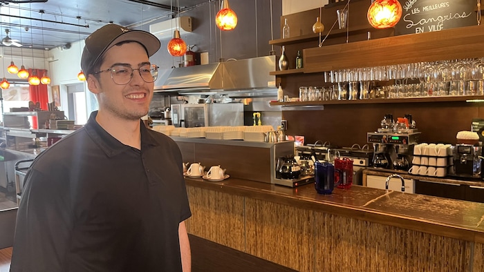 Olivier Michon devant le bar du restaurant.
