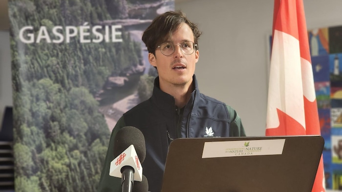 Olivier Perrotte-Caron au lutrin lors d'une conférence de presse. 