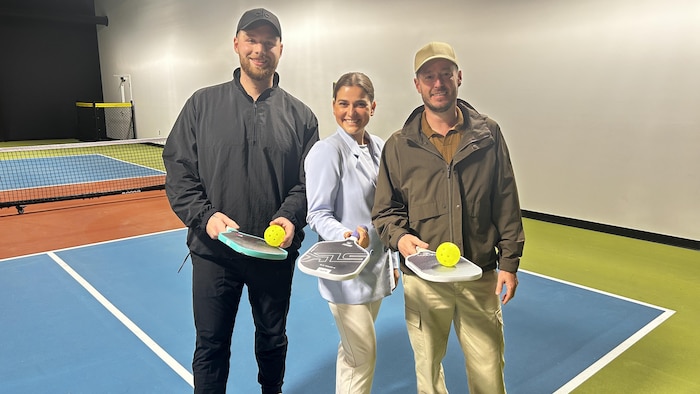 Le propriétaire du centre d'entraînement CMS de Rimouski, Nicolas Beaulieu avec Olivier Primeau et la candidate de la CAQ dans Rimouski, Julia-Brillant-Ruest, sur un terrain de pickleball.