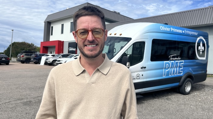 Olivier Primeau pose devant une minivan.