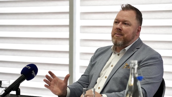 Olivier Therriault s'adresse aux médias lors d'une conférence de presse.