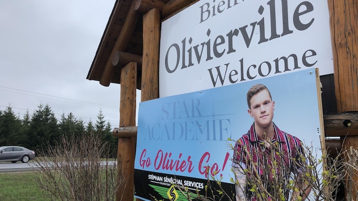 L'enseigne à l'entrée du colony dit « Bienvenue Olivierville Welcome » et connected a affiché une photograph d'Olivier Bergeron.