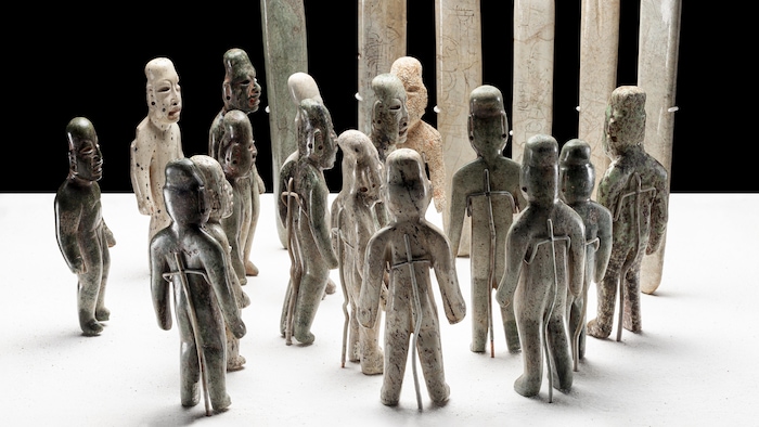 Plusieurs sculptures en pierre réalisées par la civilisation olmèque. 