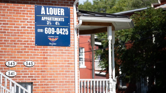 Une affiche d'appartements à louer.