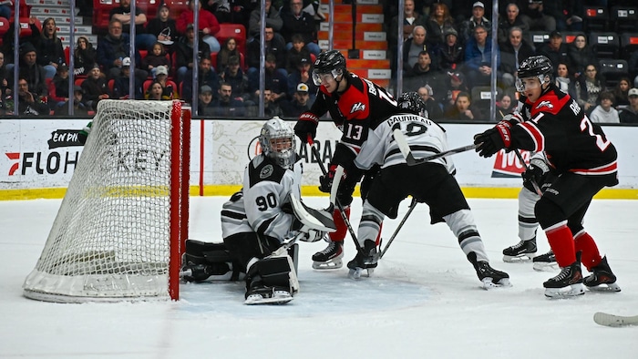Benjamin Brunelle des Huskies de Rouyn-Noranda a déjoué le gardien des Olympiques de Gatineau, Danai Shaiikov.
