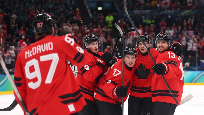 Nathan MacKinnon célèbre son but avec ses coéquipiers.