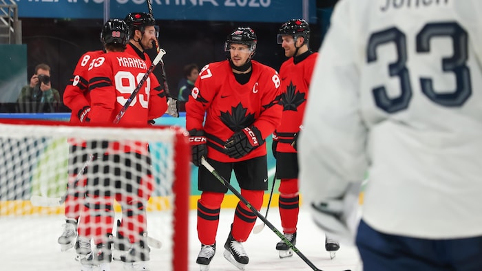 Sidney Crosby célèbre son but avec des coéquipiers.