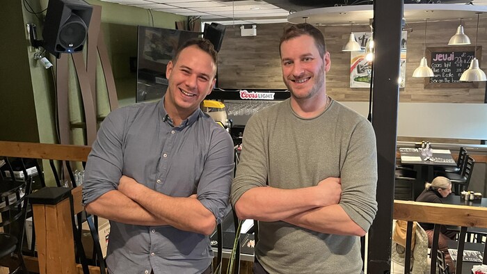 Omar Ben Chedli et Kevin Turgeon dans la salle à manger du Pub Goût Gueule.