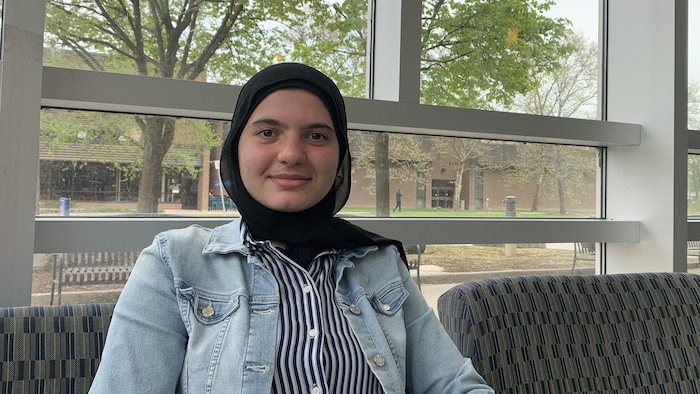 Nesim El Omar regarde la caméra