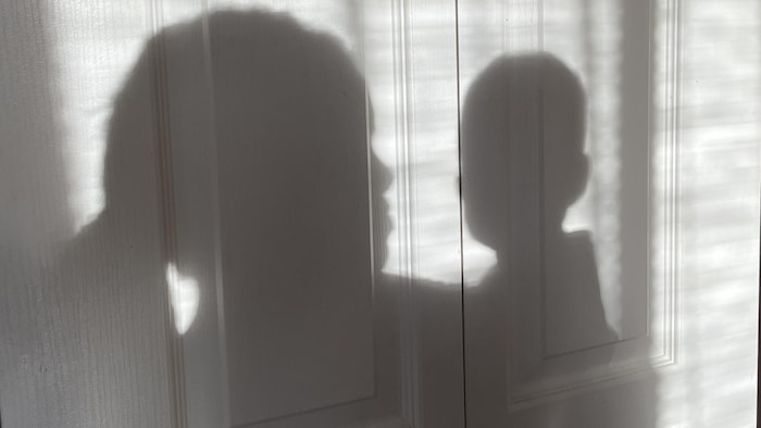 L'ombre de Delma et son fils de deux ans.