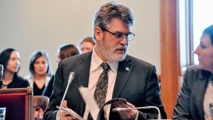 Charles Murray lors d'un comité parlementaire.