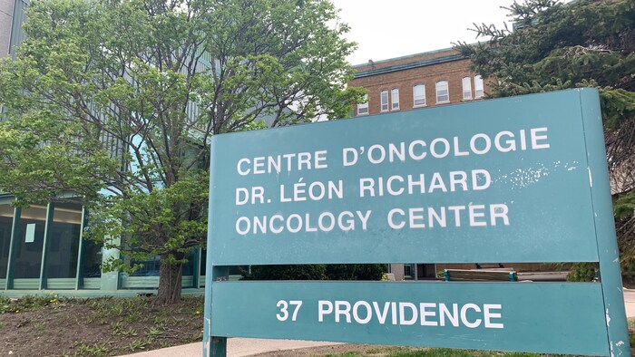 Le centre d'oncologie du CHU Dumont de l'extérieur.