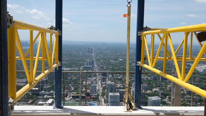 The construction reached 300 meters, marked by a ceremony with the mayor Olivia Chow and the management of Tridel, as well as by a here first ultra -routine tower visit to the 85th floor, which offers a spectacular view of the city of Toronto.
