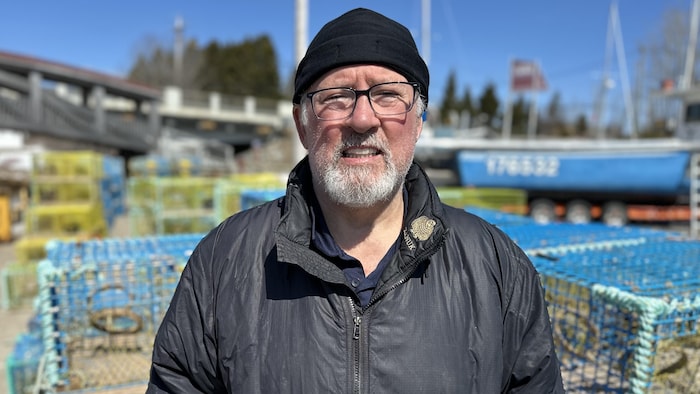 O'Neil Cloutier devant des casiers à homards.