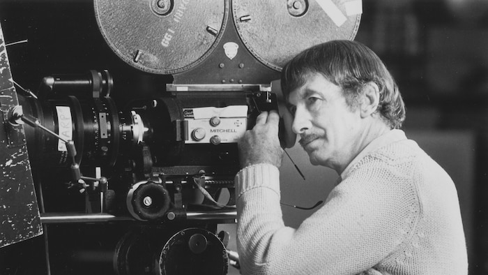 Le réalisateur canadien Norman McLaren penché sur une caméra (juin 1980).