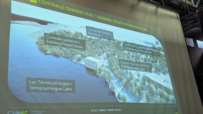 La centrale existante, la conduite forcée, la sortie de la galerie souterraine, le chemin d'accès existant et le lac Témiscamingue sont pointés sur une diapositive pour la centrale Onimiki Sud.