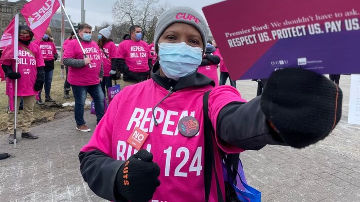 Manifestation d'employés d'hôpitaux devant Queen's Park le 22 février 2022.