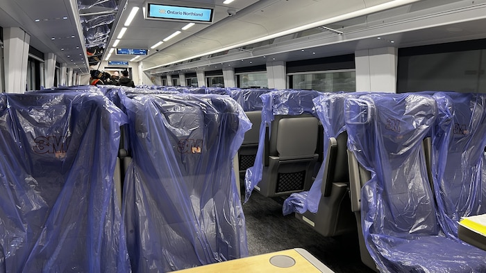Des sièges dans un wagon du Northlander à Toronto, le 8 janvier 2026.