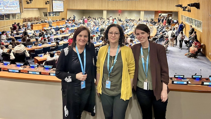 Édith Cloutier, Ioana Radu et Emmanuelle Piedboeuf dans une salle de l'ONU.