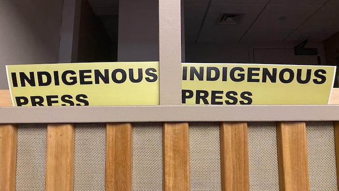 Un panneau avec l'inscription Indigenous press.