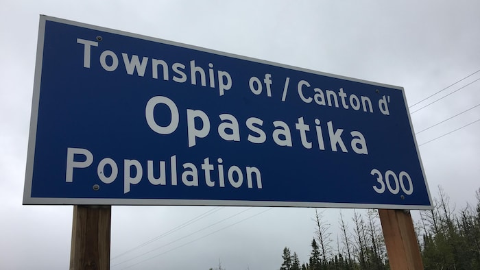 Un panneau marque les délimitations du village d’Opasatika