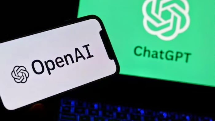 Un ordinateur portable avec le logo de Chat GPT et une cellulaire avec le logo d'OpenAI.