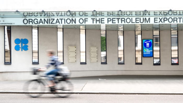 Un cycliste passe devant le siège de l'OPEP.