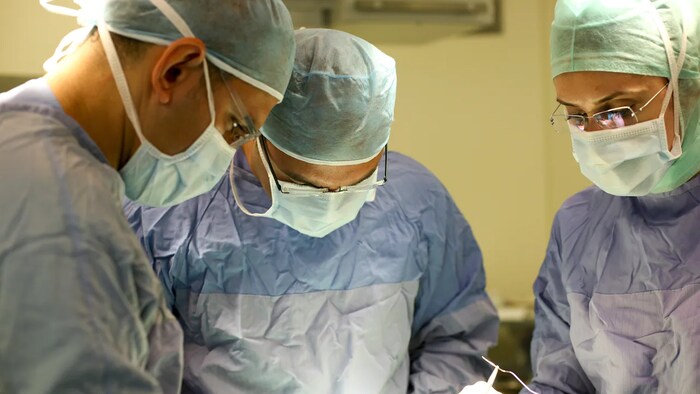 Des médecins qui effectuent une intervention chirurgicale.