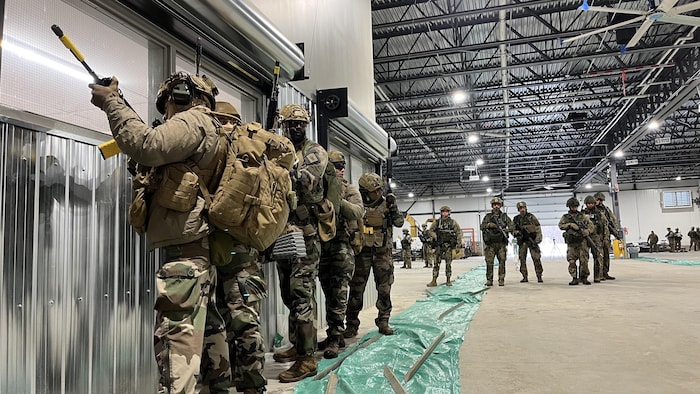 Des soldats dans un garage.