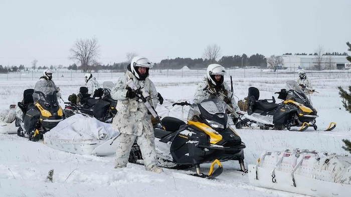 Des soldats s'entrainent avec des motoneiges