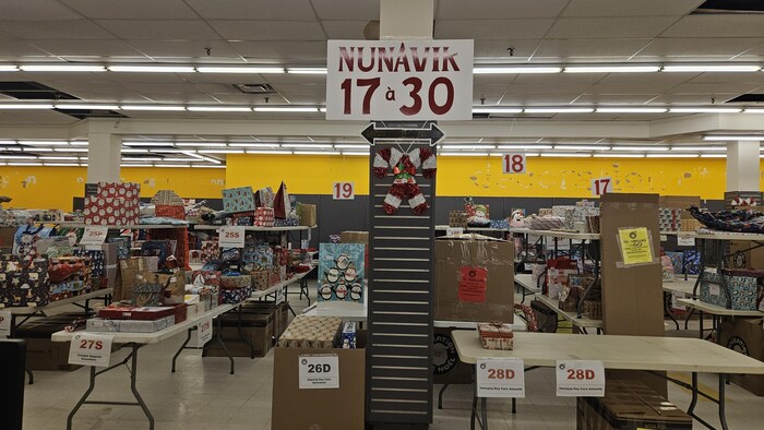 Une salle pleine de cadeaux emballés. 