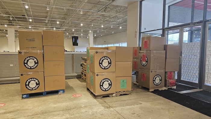 Des palettes de cadeaux à destination du Nunavik. 