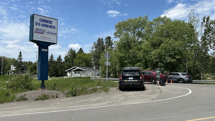Des policiers bloquent la circulation sur une route.