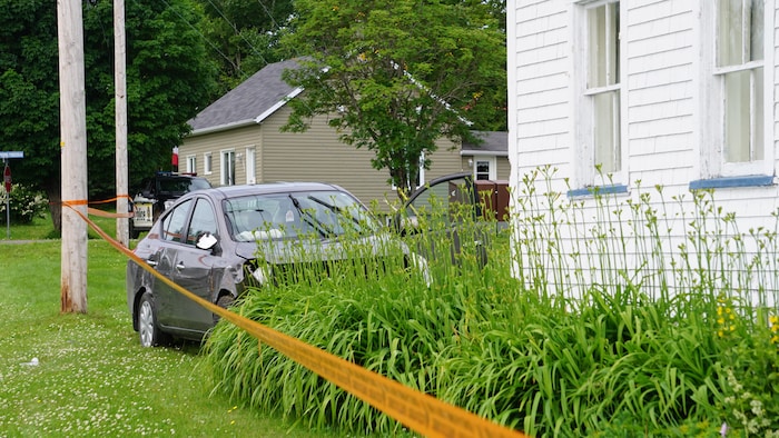 Une voiture accidentée derrière des rubans de la Sûreté du Québec