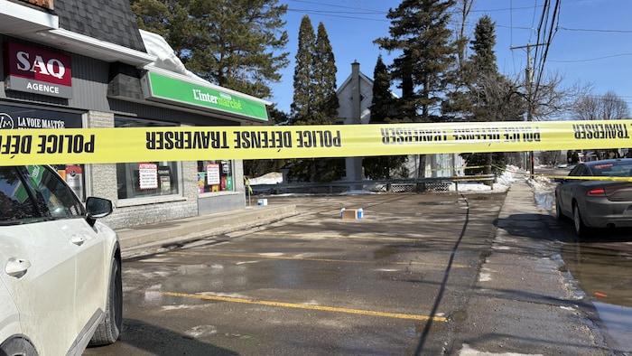 Des boites de carton dans le stationnement.