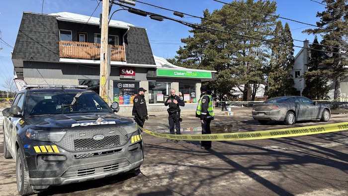 Des policiers devant l'épicerie
