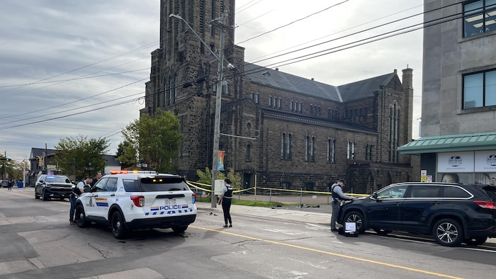 Des véhicules de la GRC sur une rue à Moncton.