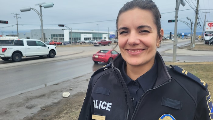 La policère Caroline Darveau se tient devant le boulevard Saint-Paul à Saguenay.