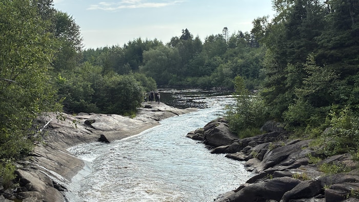 Les patrouilleurs scrutent les environs de la rivière du Moulin à Chicoutimi.