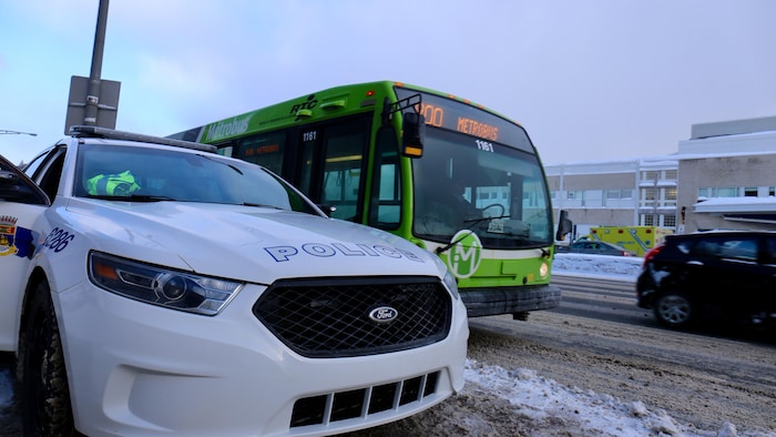 A patrol car from the Quebec City Police Department and a bus from the Metropolitan Transit Network on Laurier Boulevard, January 31, 2019.