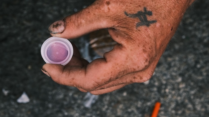 Une personne tient un capuchon dans lequel sont mélangés de l'héroïne et du fentanyl (19 juillet 2021, Philadelphie).