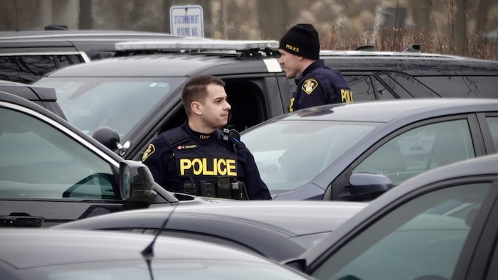 Plusieurs policiers de la Police provinciale de l'Ontario sont dans la métropole québécoise pour mener une série d'arrestations de présumés voleurs de voitures.      