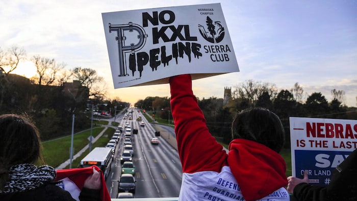 « Pas de pipeline Keystone XL », peut-on lire sur une pancarte brandie par un manifestant sur un pont. 