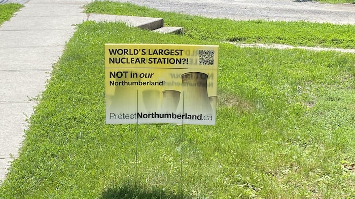 Une pancarte sur la pelouse d'une maison située en face du site nucléaire envisagé à Port Hope, en Ontario, le mardi 30 juin 2026. 