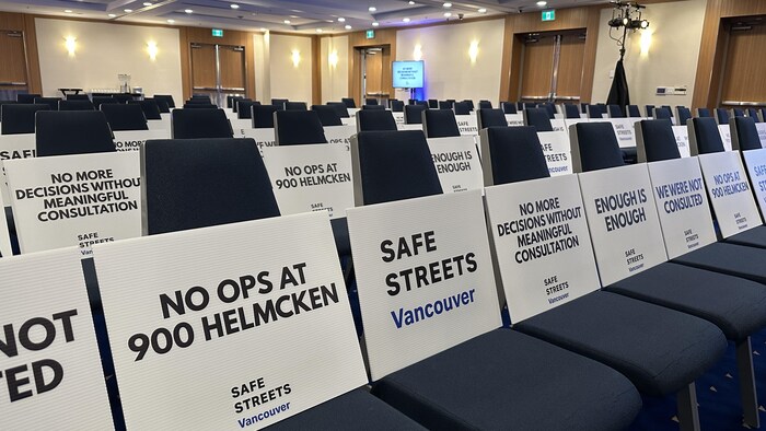 Des pancartes affichant des slogans contre un centre de prévention de surdoses. 