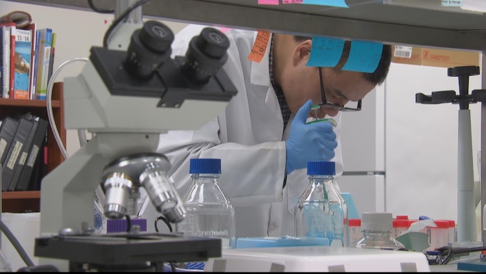 Un technicien dans un laboratoire médical.