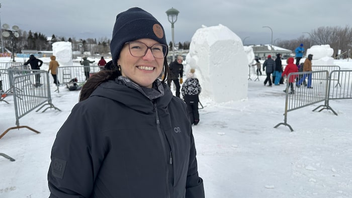 Portrait de Michelle Bérubé à l'extérieur, devant des blocs de neige.
