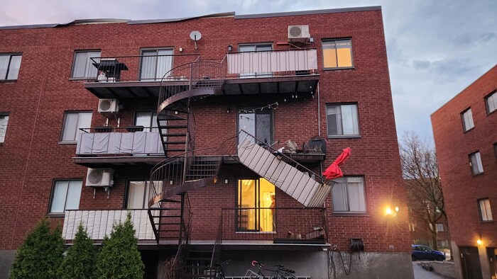 La balustrade d'un balcon est arrachée.